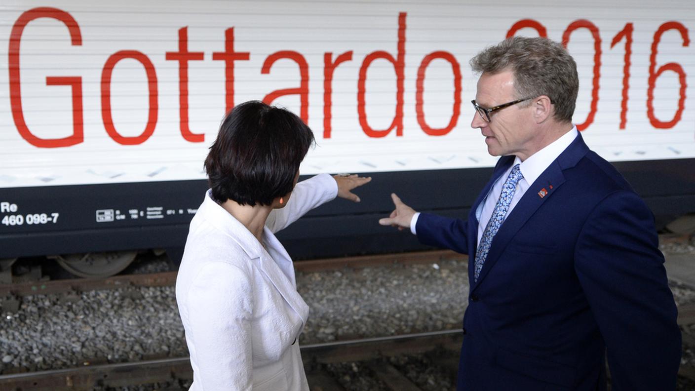Meyer, qui con la consigliera federale Doris Leuthard, a Lucerna il 1° giugno