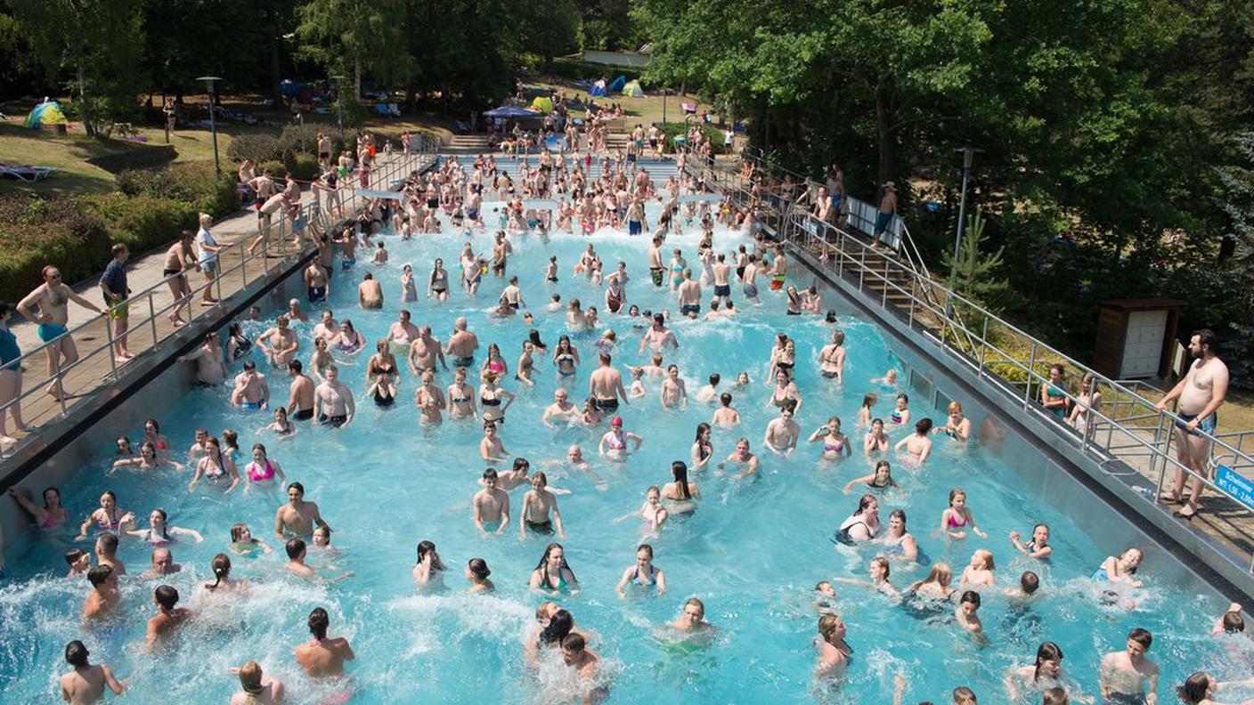 Tutti in acqua per trovare un po' di refrigerio
