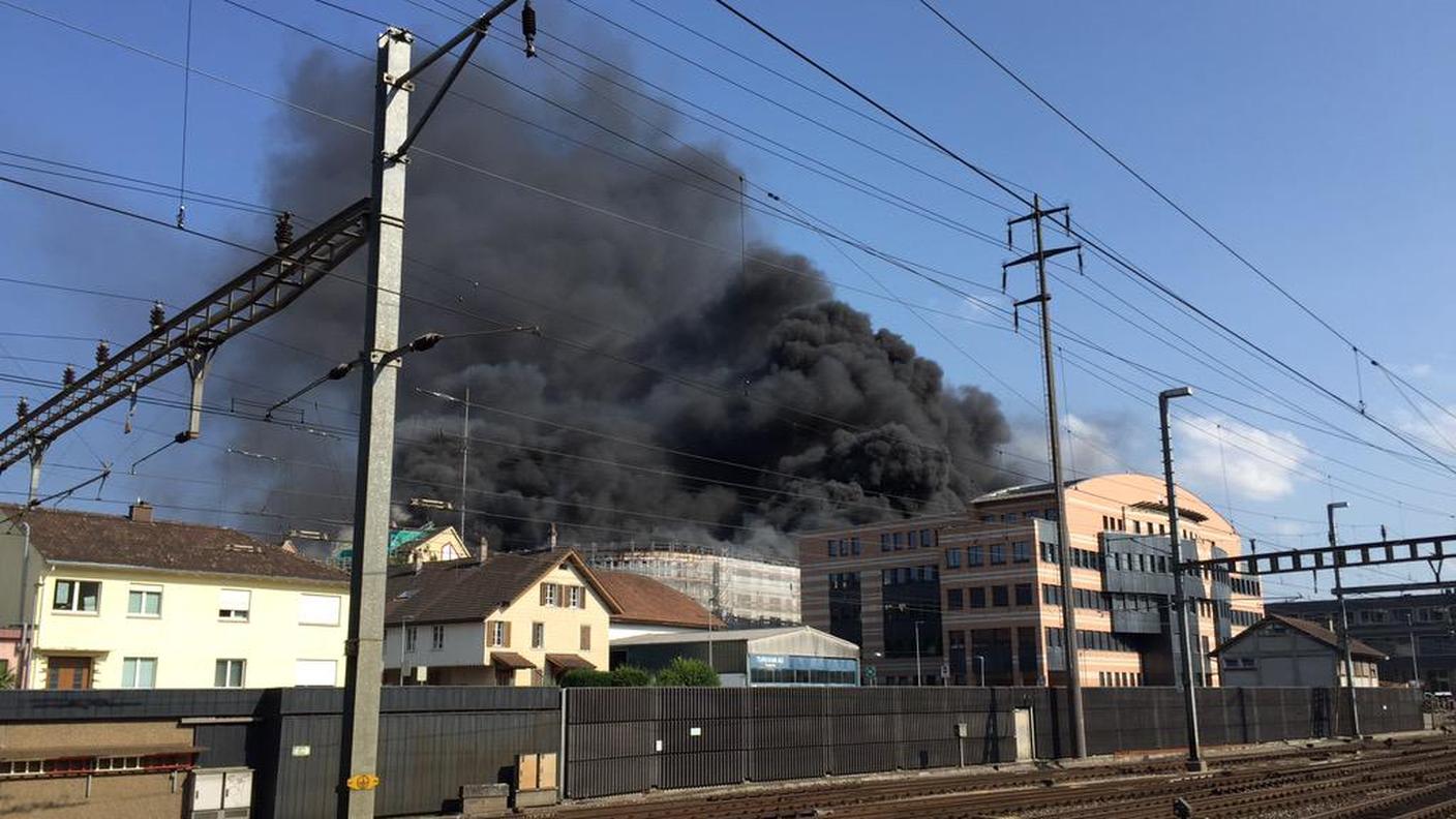 La colonna di fumo vista dalla stazione