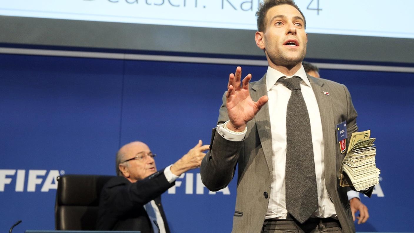 Il comico Simon Brodkin, alias Lee Nelson, di fronte a Blatter a Zurigo