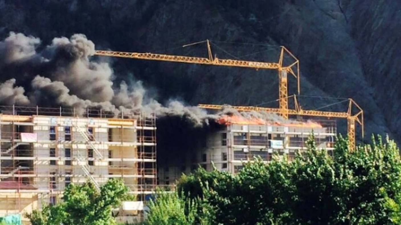 Un denso fumo si è sprigionato dal tetto dell'edificio