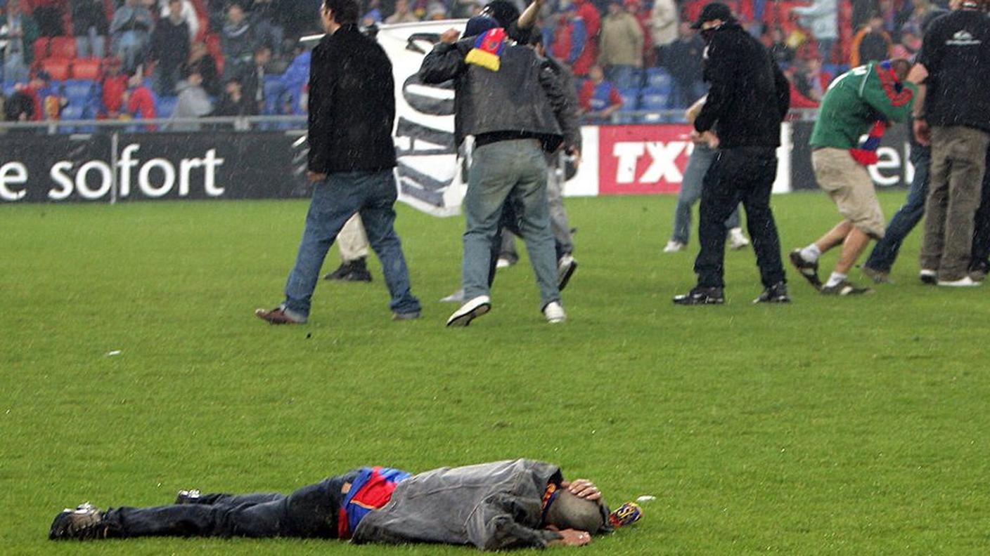 Hoogan esite dal gennaio 2007, sette mesi dopo il caos registrato al St. Jackob Park in occasione di Basilea-Zurigo