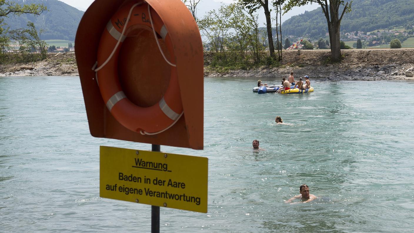Con il caldo in molti approfittano delle acque del fiume Aar