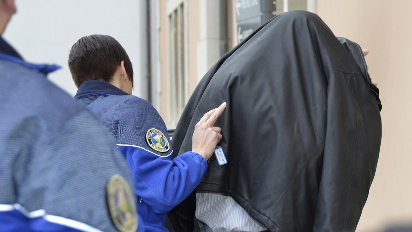 L'imputato al suo arrivo in aula in febbraio, durante il processo in prima istanza