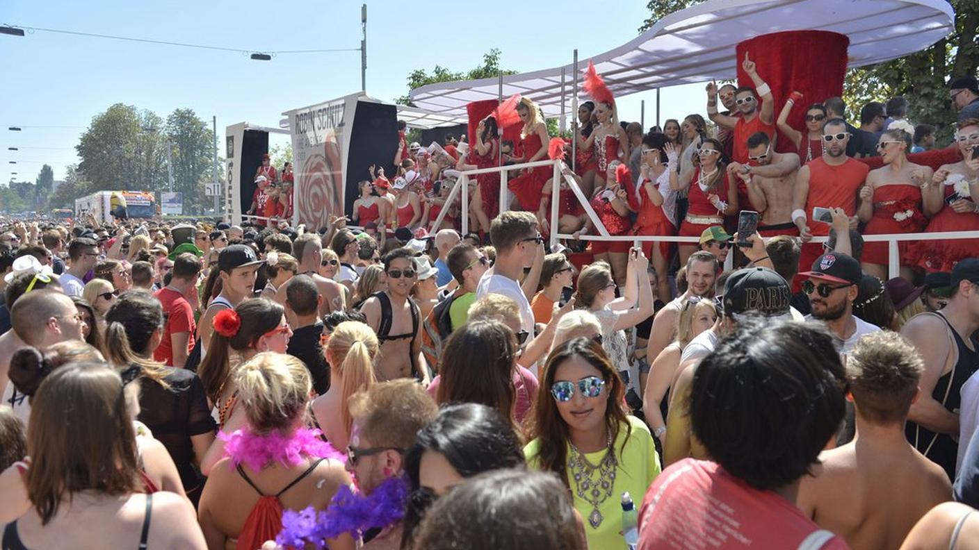 Un sole splendente alla Street Parade di Zurigo