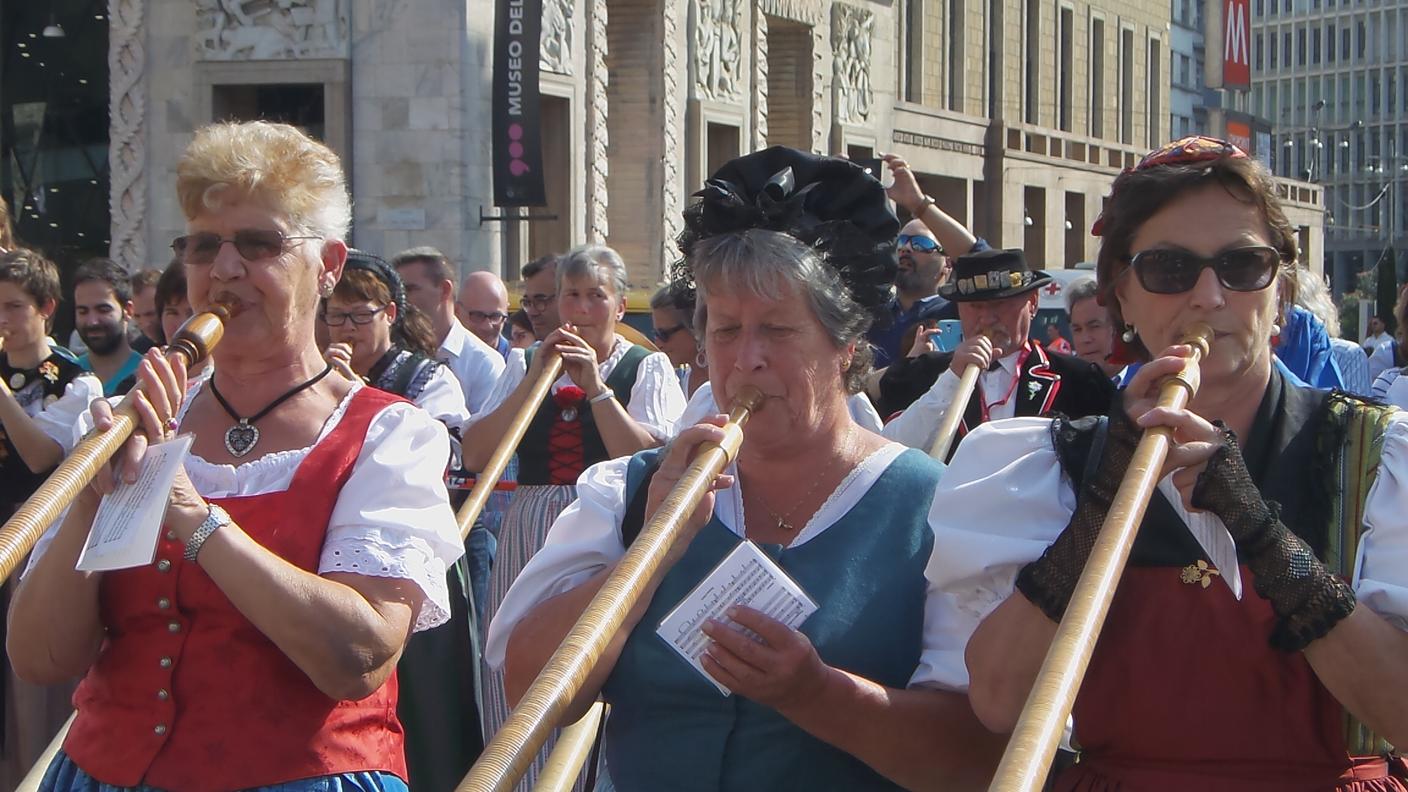 420 suonatori di corni delle Alpi a Milano