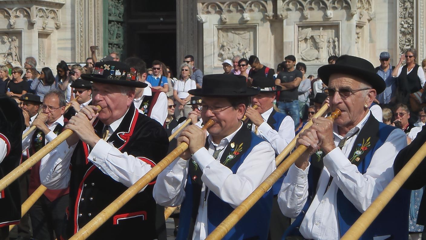 420 suonatori di corni delle Alpi a Milano