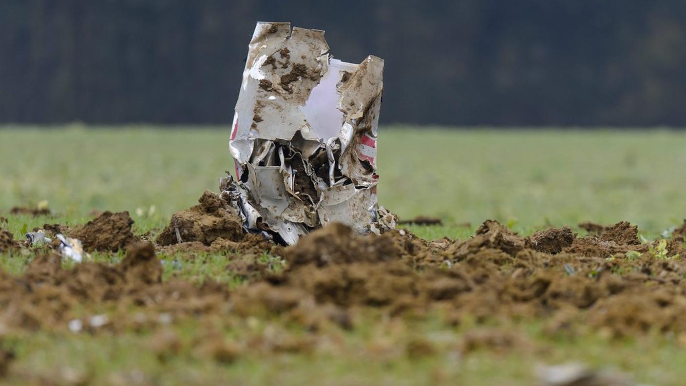I rottami dell'aereo sparsi in un campo