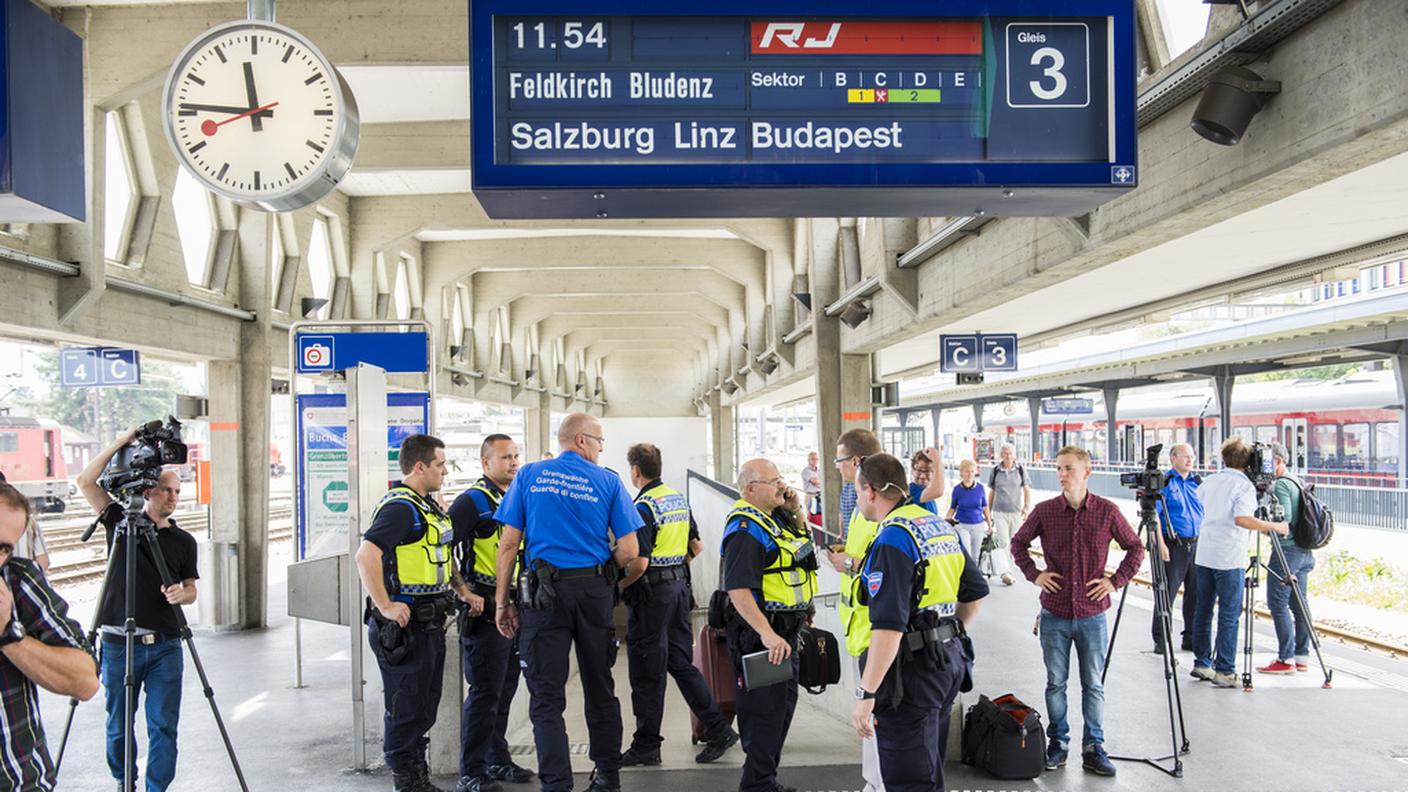 Poliziotti in attesa di migranti provenienti dall'Austria a Buchs