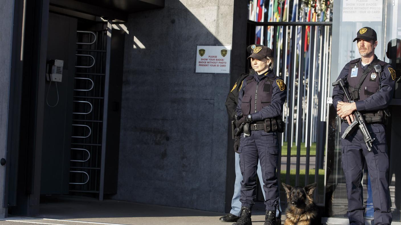 Agenti armati continuano a presidiare gli accessi alla sede dell'ONU