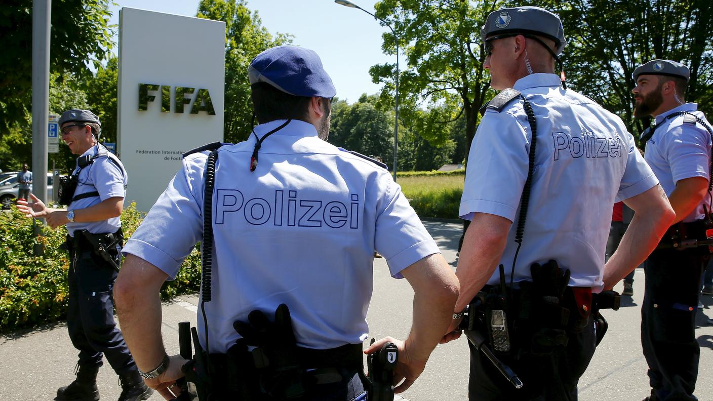 27 maggio 2015: sei responsabili della FIFA arrestati a Zurigo con l'accusa di corruzione. Il caso si allarga fino a travolgere i piani alti della federazione di calcio. Joseph Blatter e Michel Platini, in dicembre, sono stati sospesi per otto anni da attività legate al calcio