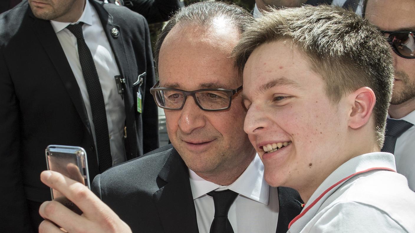 15 aprile 2015: prima visita ufficiale di un presidente francese dal 1998. François Hollande si concede per dei selfie tra la folla a Berna