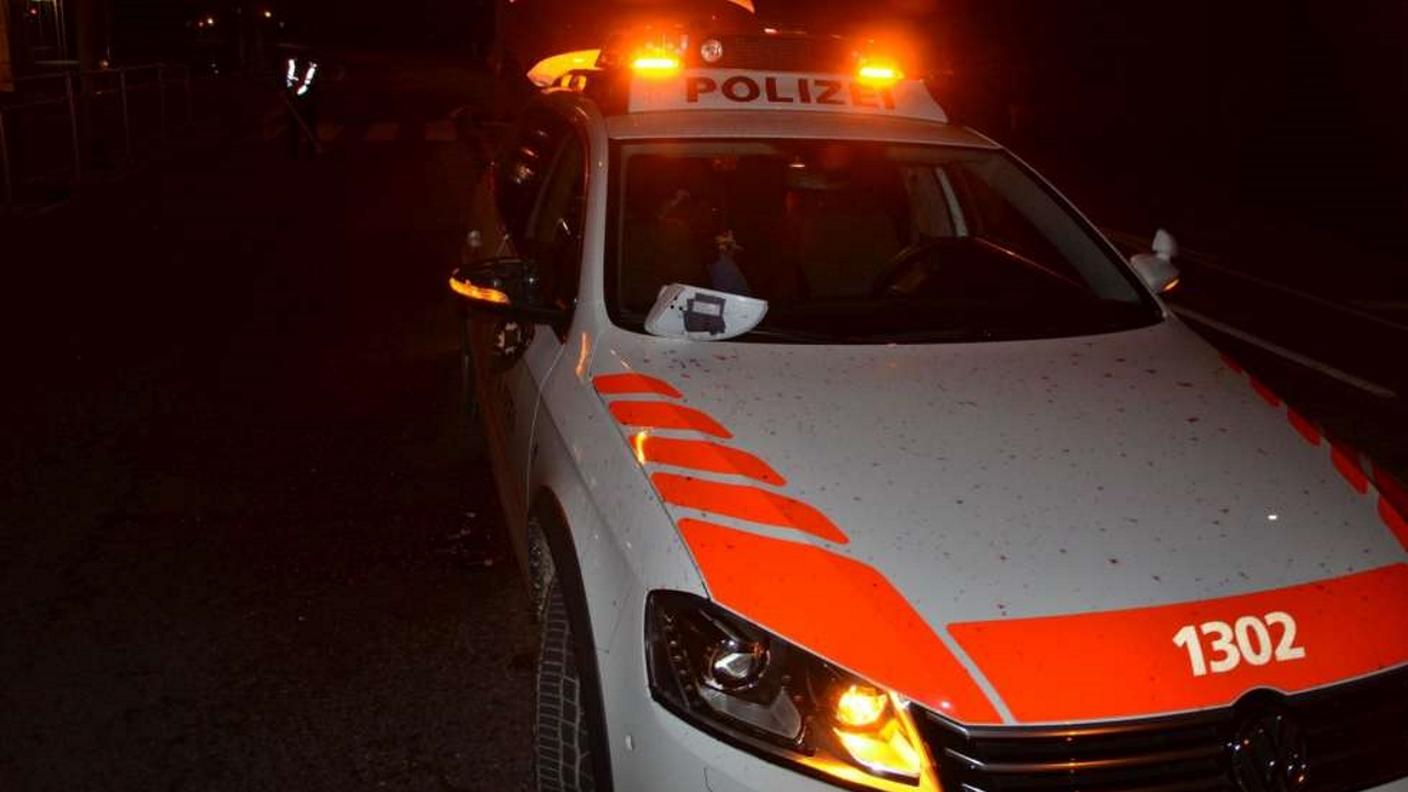 Il criminale aggressivo ha danneggiato l'auto di pattuglia
