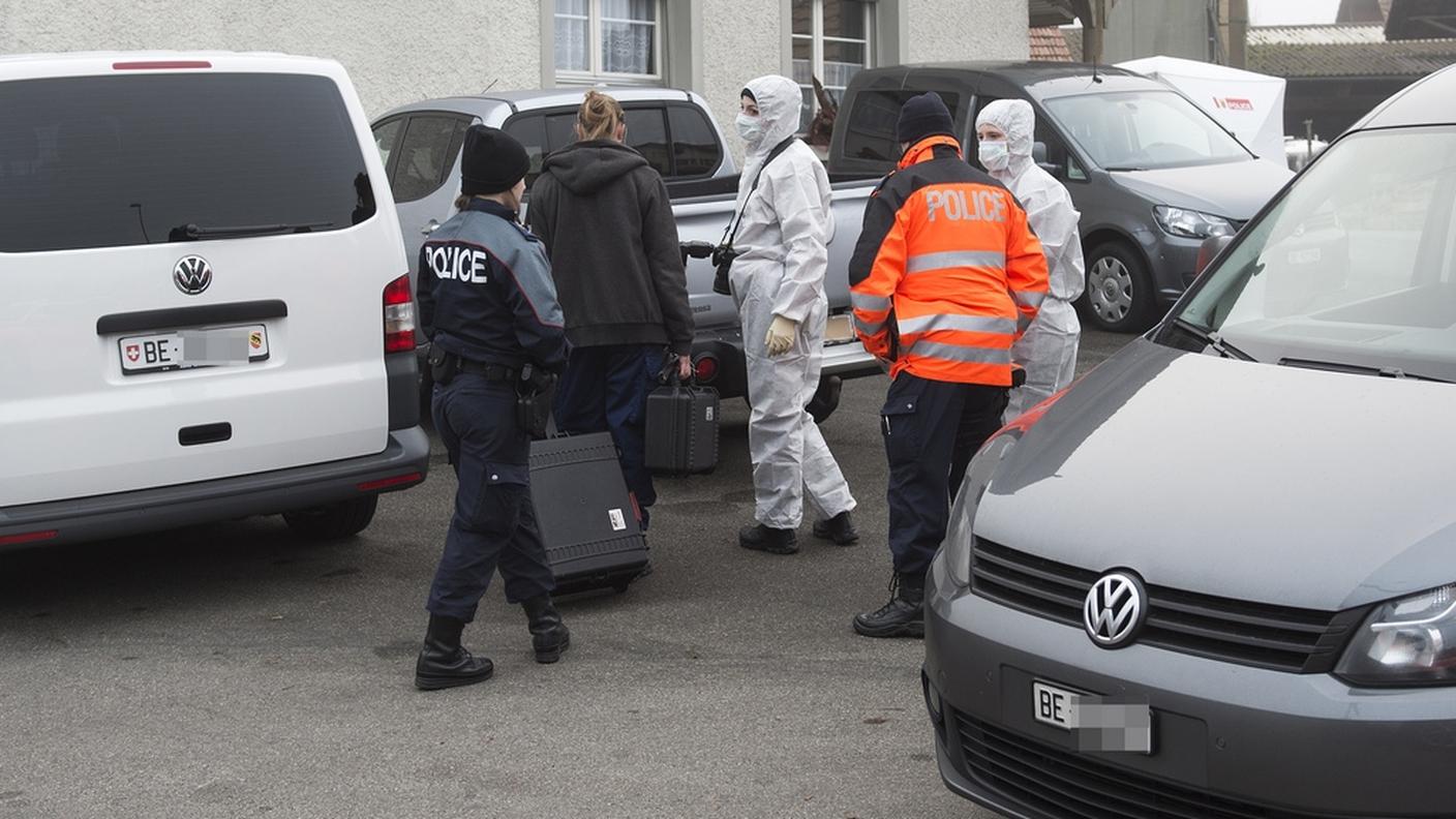 La polizia bernese all'opera nella casa dei due coniugi uccisi