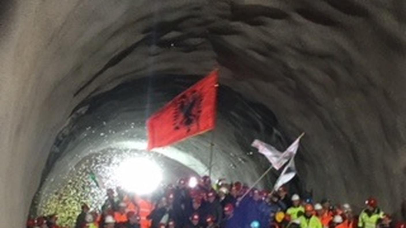 Fra le tante bandiere, anche una albanese