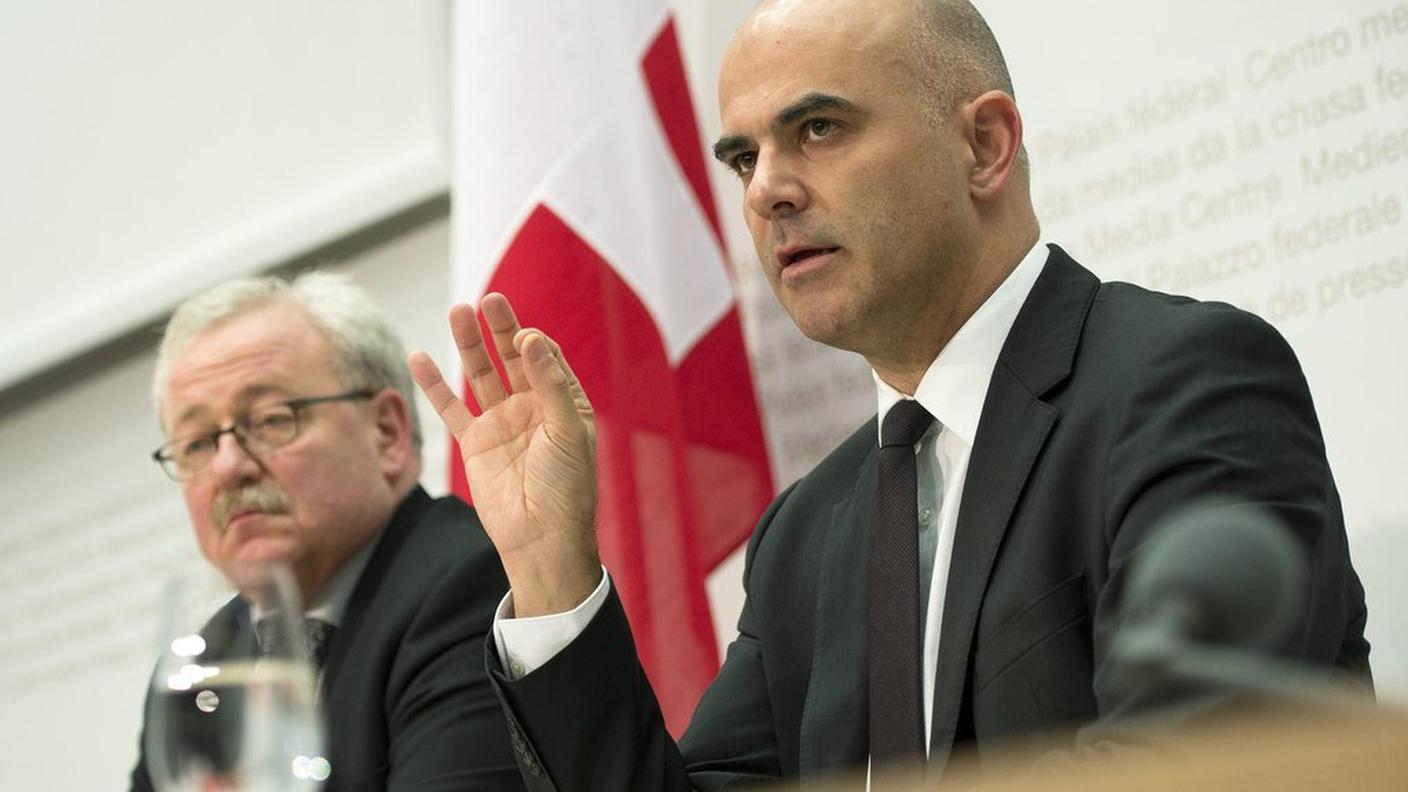 Il capo dell'UFAS Brechbühl e Berset in conferenza stampa