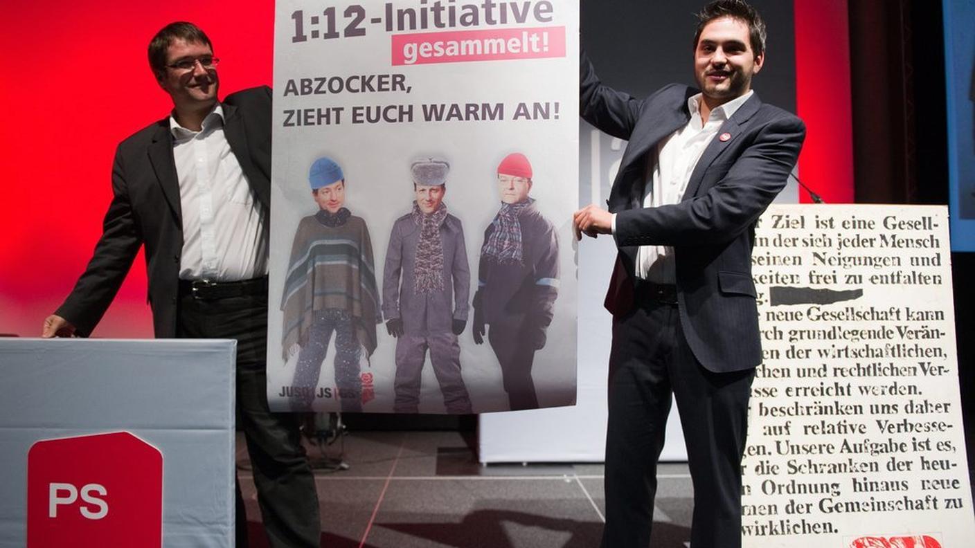 Cédric Wermuth, a destra, con il presidente del PS Christian Levrat e il manifesto dell'iniziativa