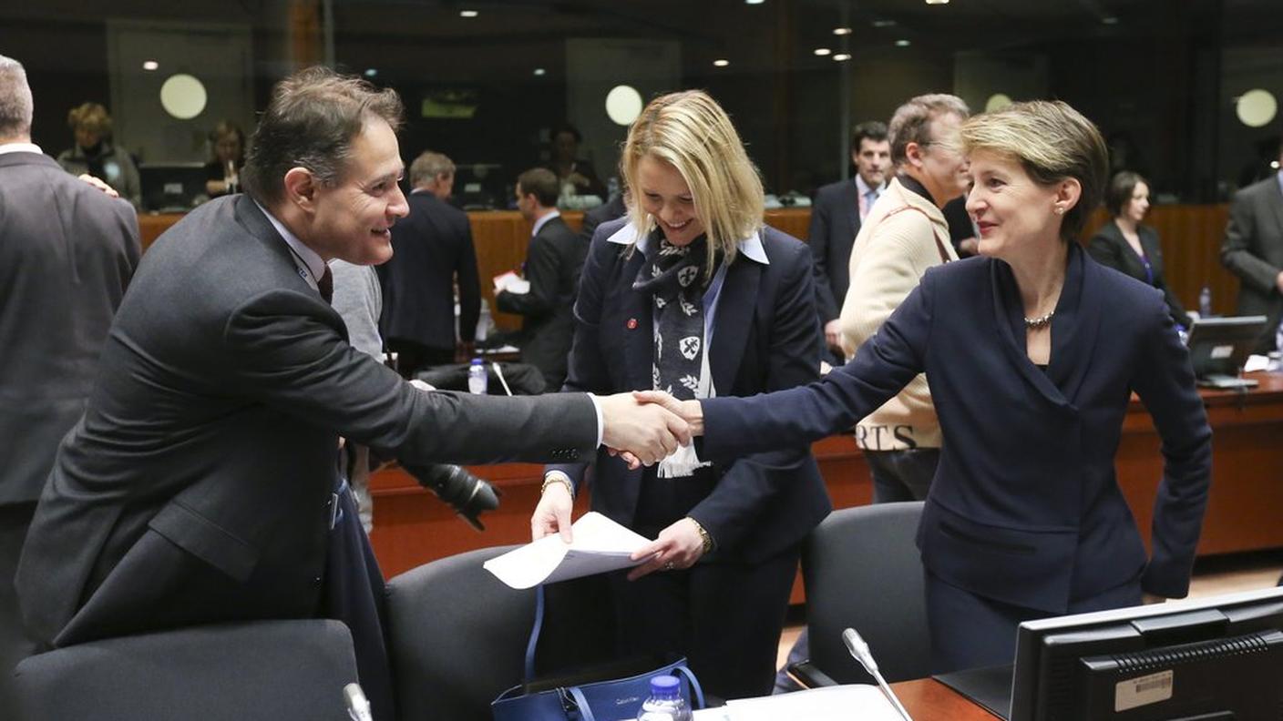 La stretta di mano fra Sommaruga e Fabrice Leggeri, direttore esecutivo dell'agenzia europea Frontex