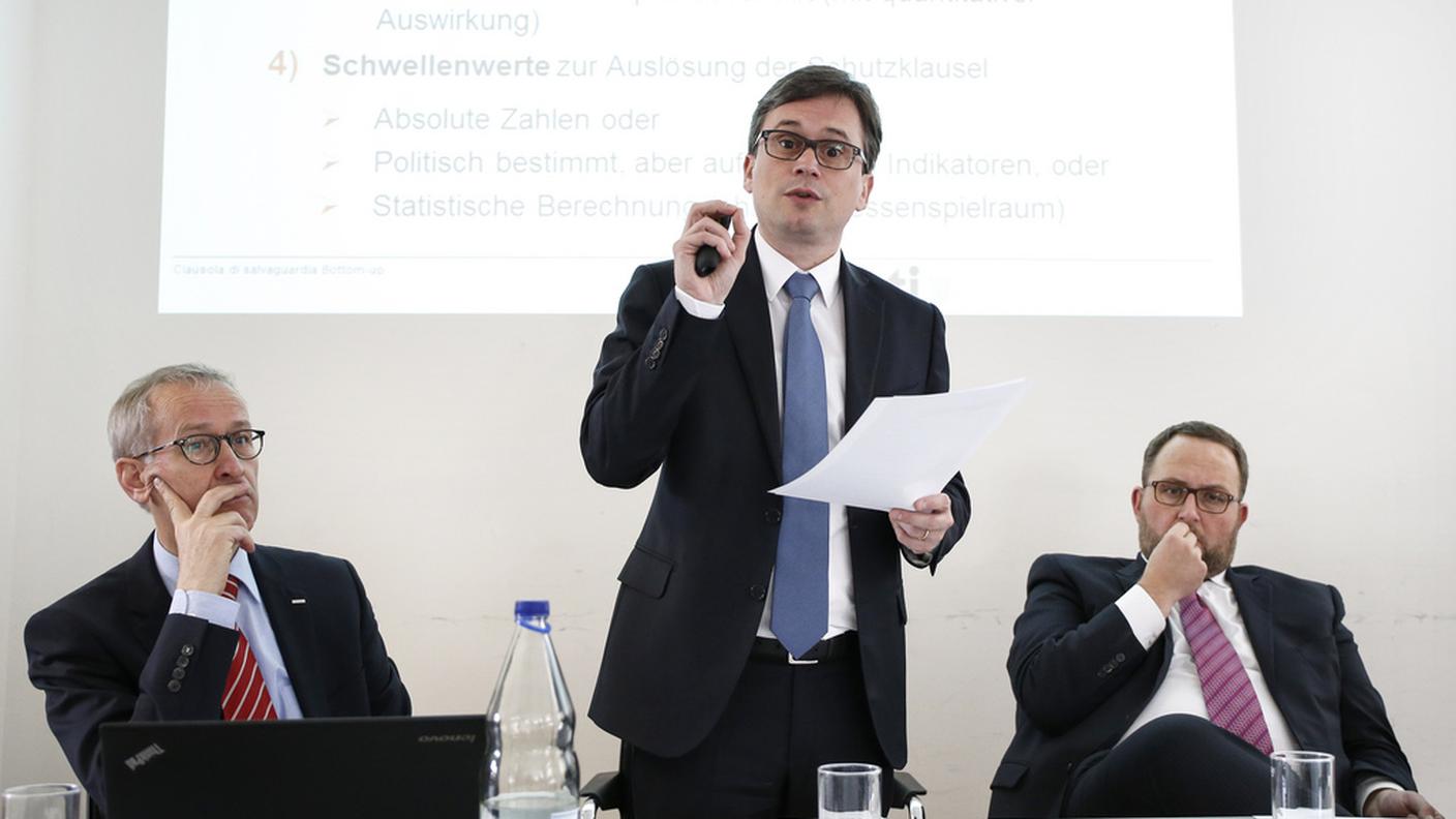 Da sinistra, l'ex ambasciatore Michael Ambühl - che ha sviluppato il modello "bottom up" su mandato del Ticino - Christian Vitta e Norman Gobbi, durante la presentazione ai media, lo scorso 7 marzo, della variante sostenuta dal Ticino (keystone