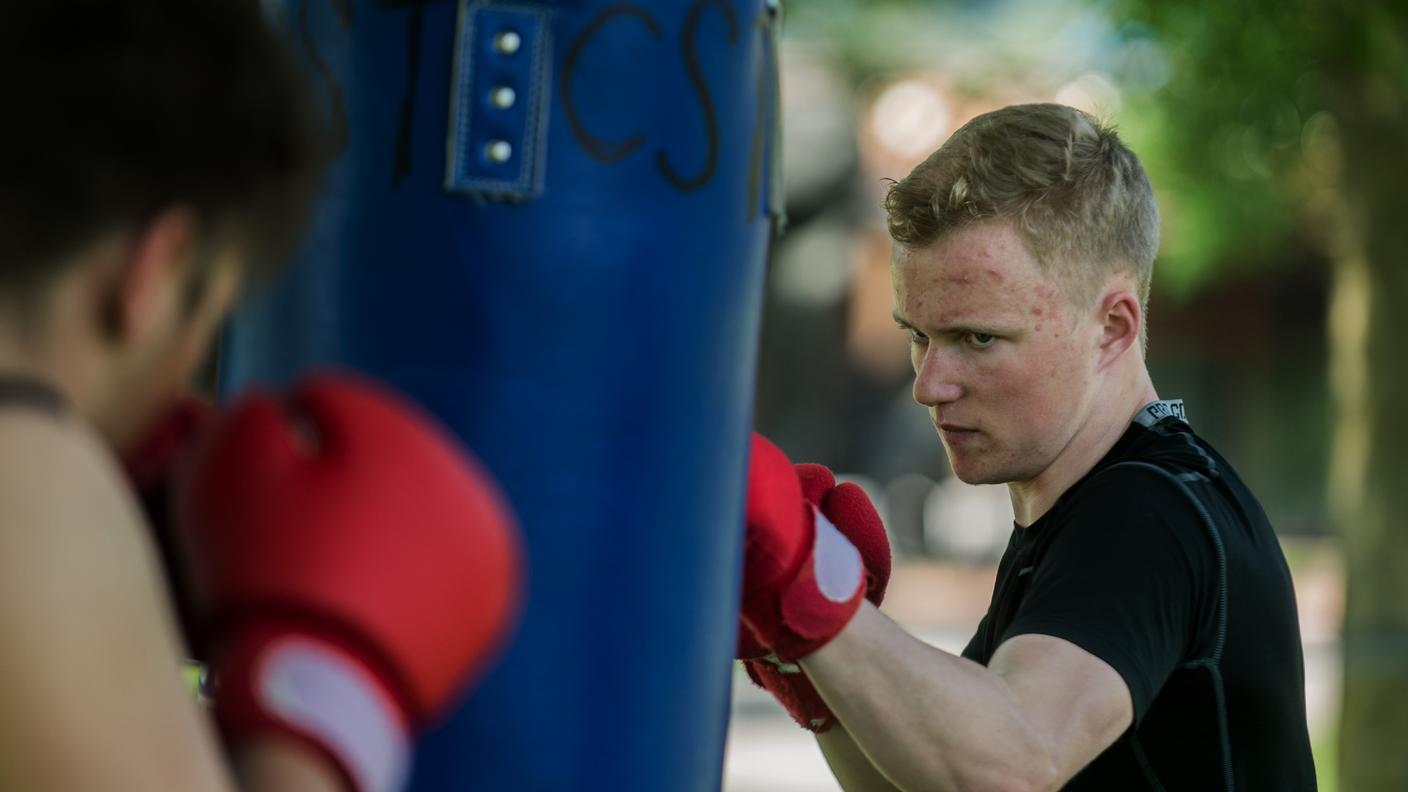 Giovani svizzeri alle prese con la boxe