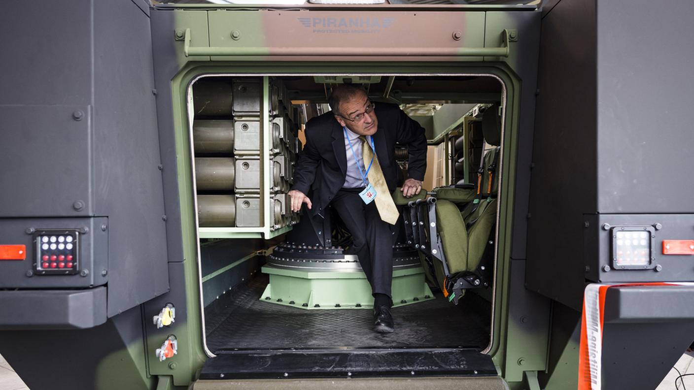 Guy Parmelin scende da uno dei Piranha dell'esercito