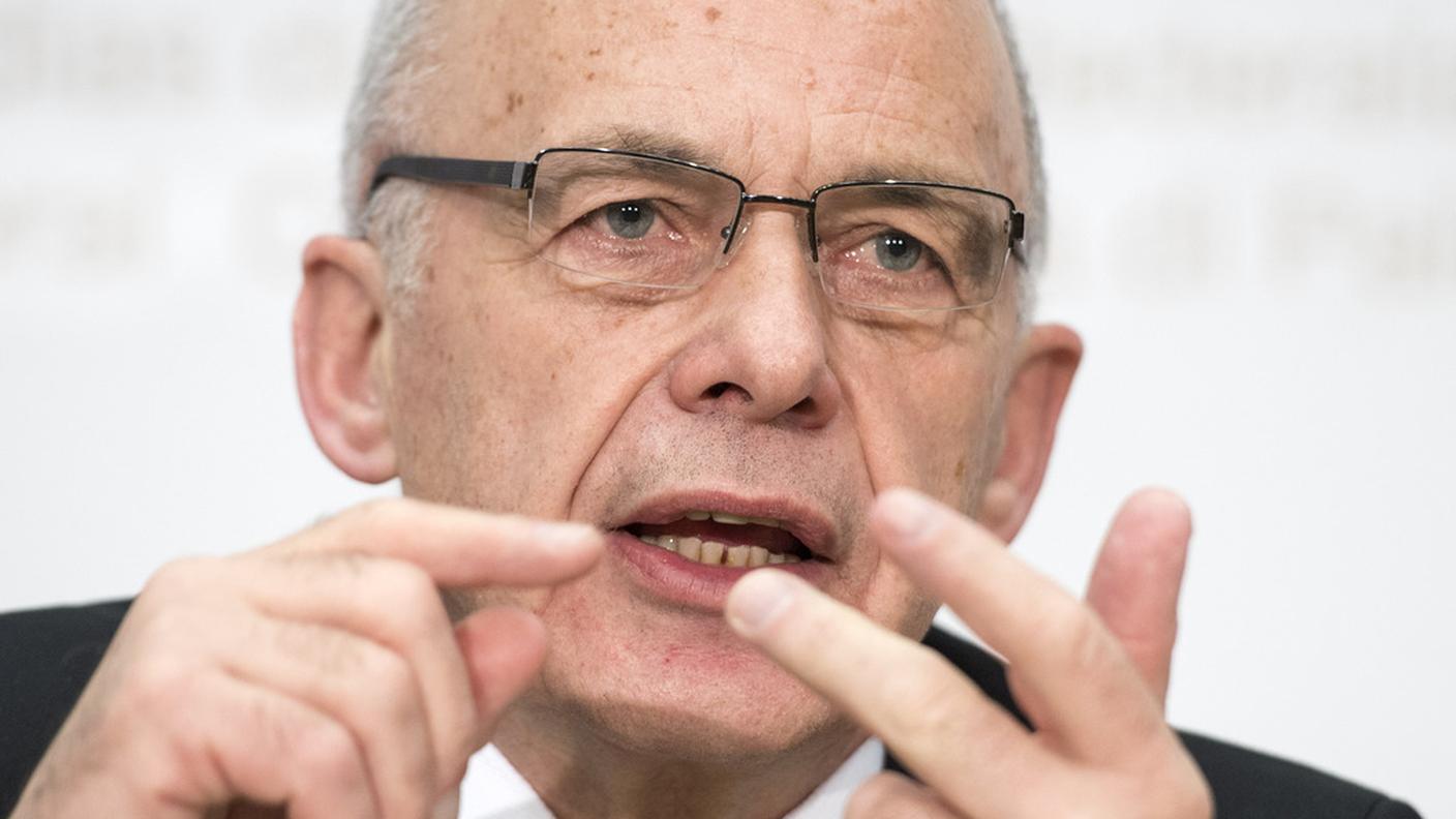 Ueli Maurer, capo del Dipartimento delle finanze, fa di conto