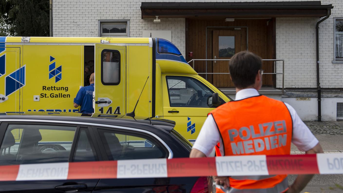 L'intervento di polizia e soccorritori dopo l'uccisione, nell'agosto 2014