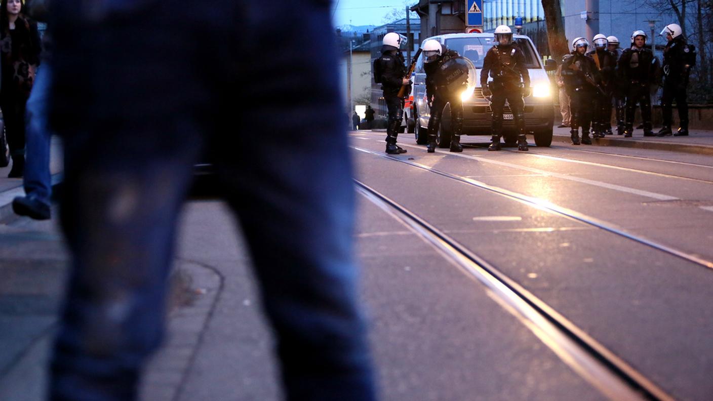 La polizia zurighese ha utilizzato idranti e proiettili di gomma