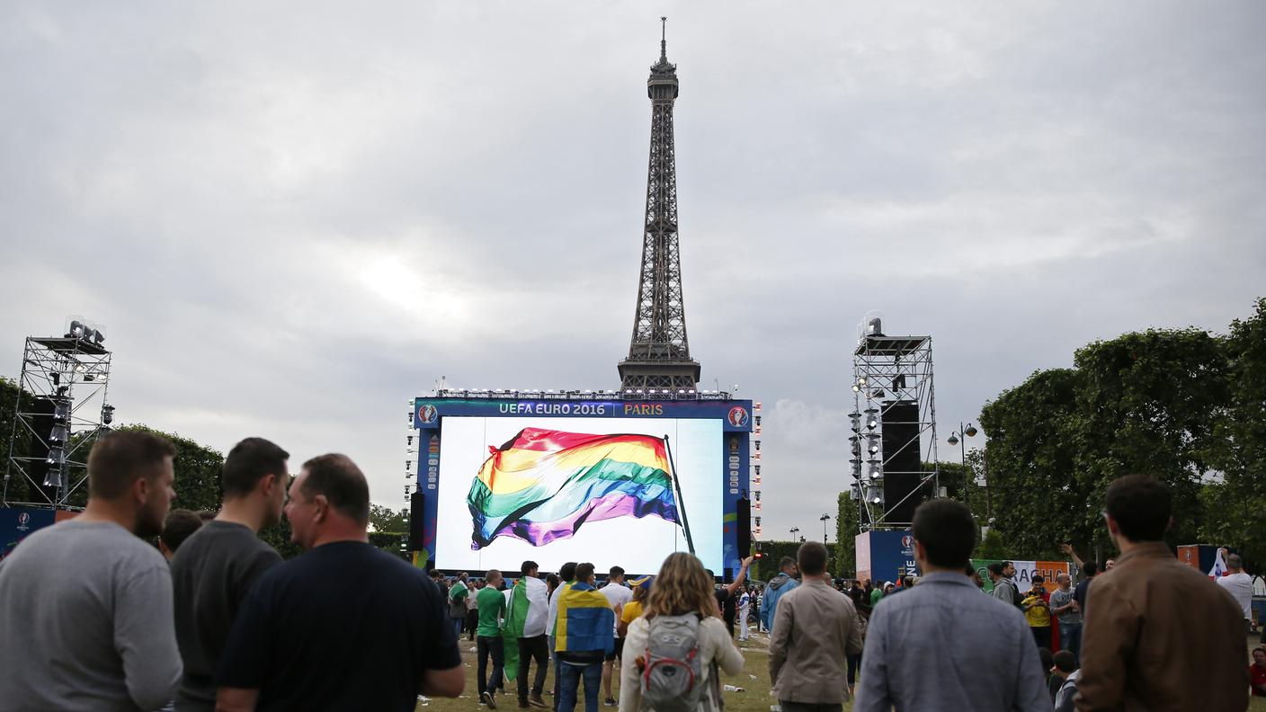 Minuto di silenzio a Parigi