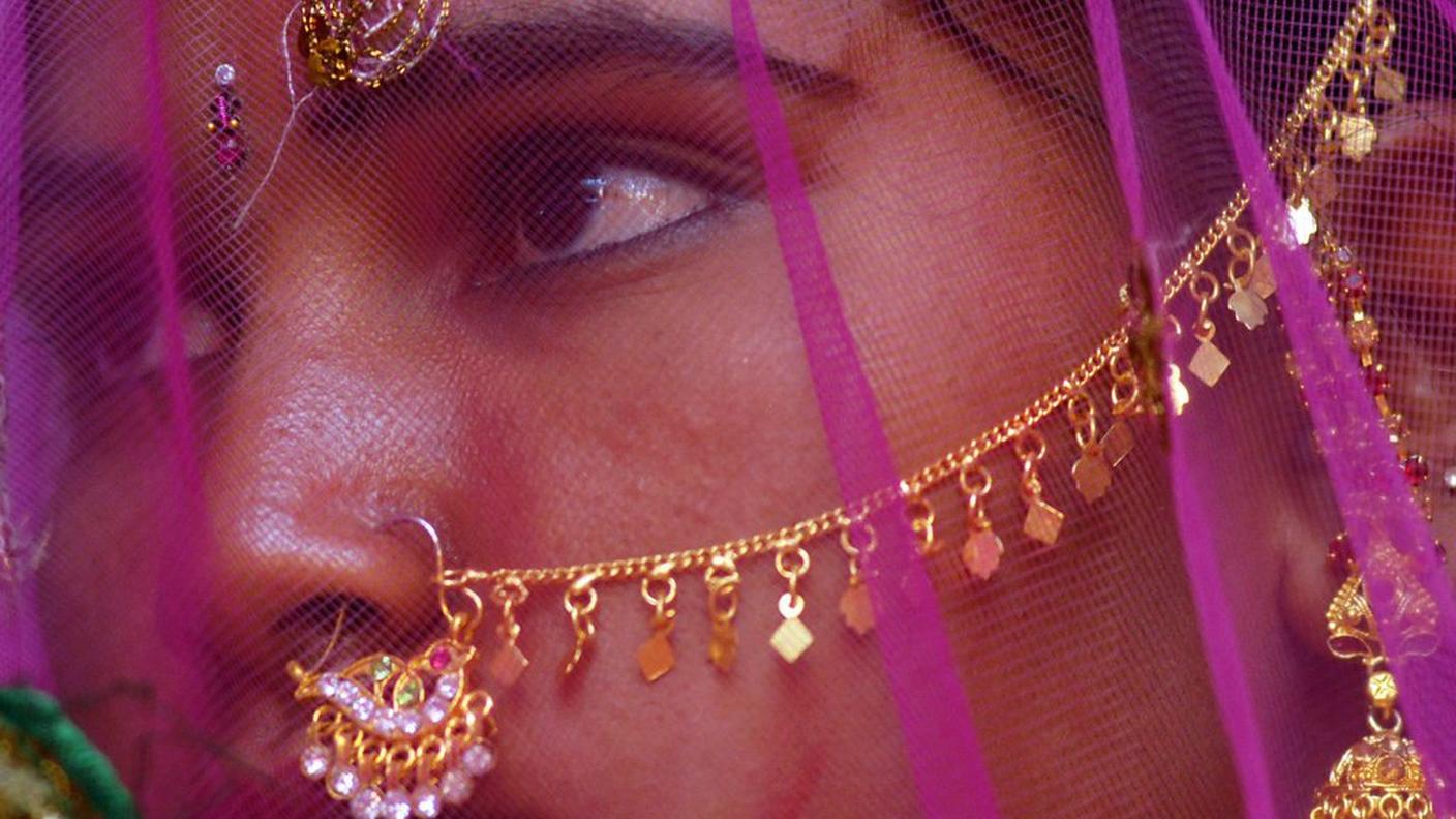 Appena dodicenne e già sposa promessa: il volto di una ragazza vittima di un matrimonio forzato, in un villaggio dell'India