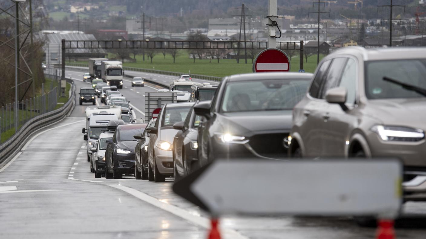 Ancora code chilometriche al San Gottardo ma domenica sono in direzione di Lucerna