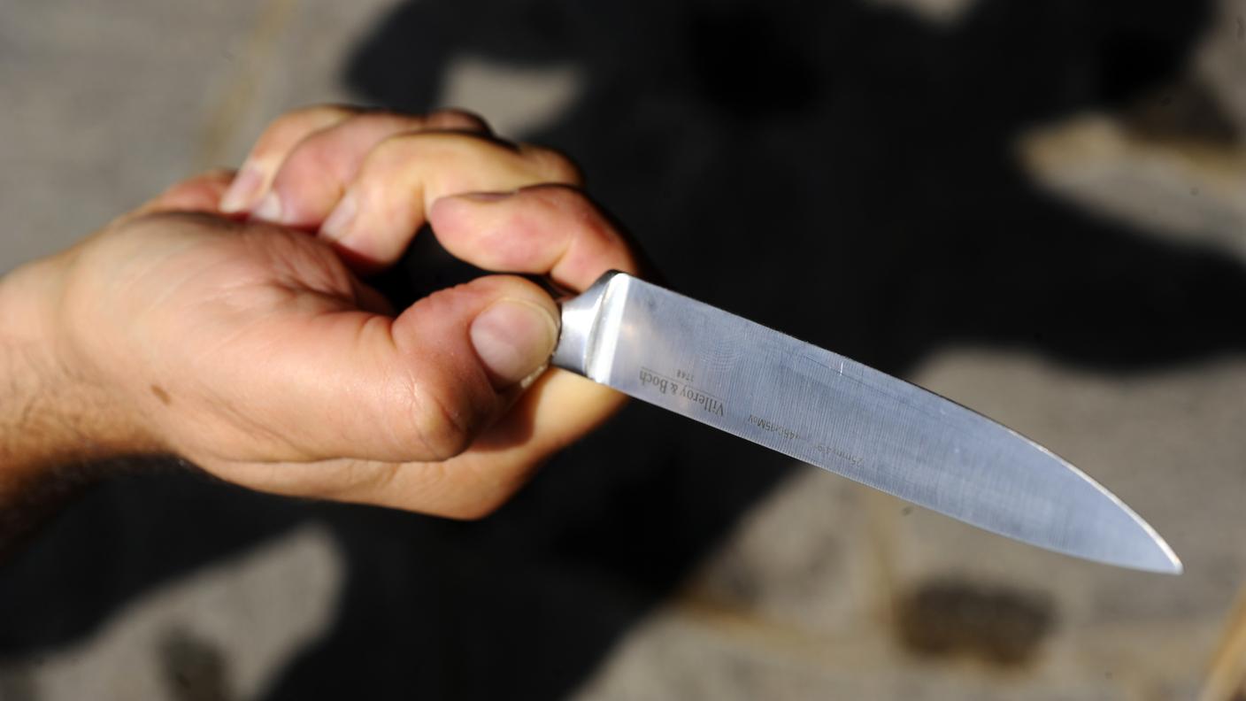 Il presunto autore è stato trovato con il coltello ancora in mano