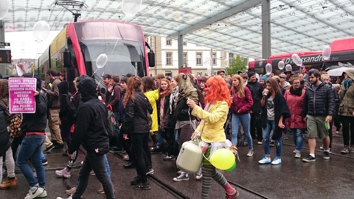 Attivisti di sinistra manifestano nella zona della stazione