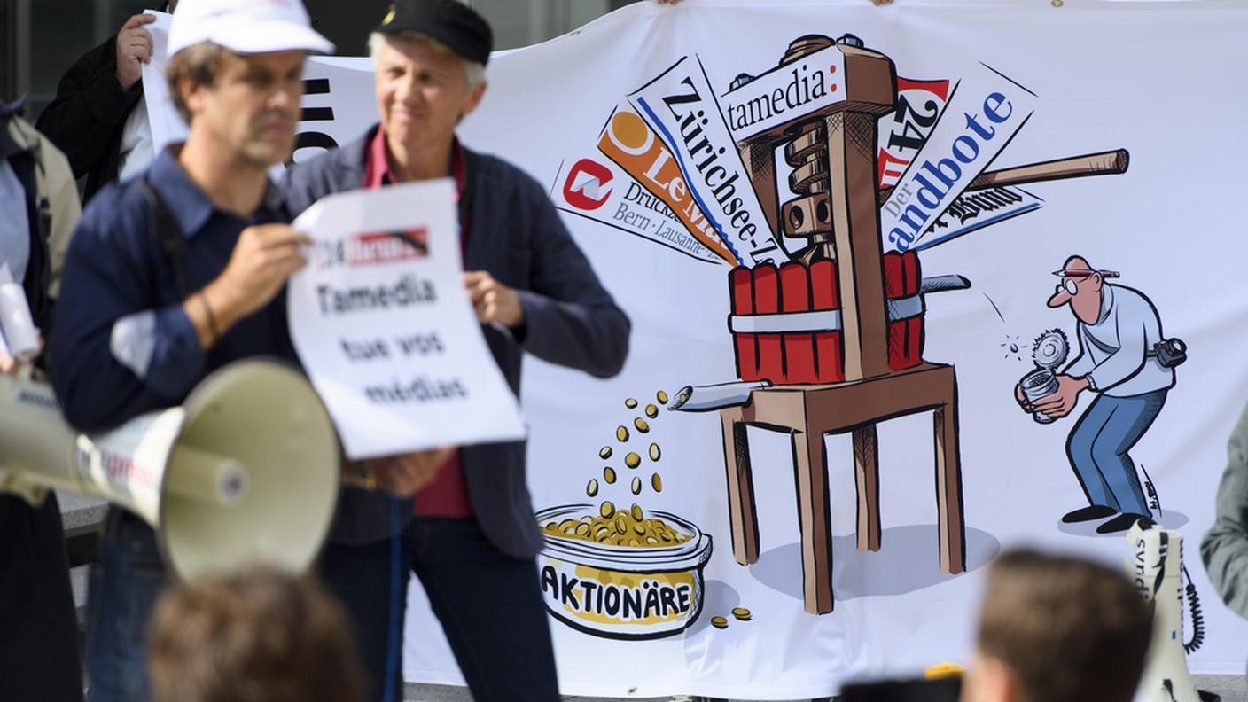 Gli striscioni portati dai manifestanti