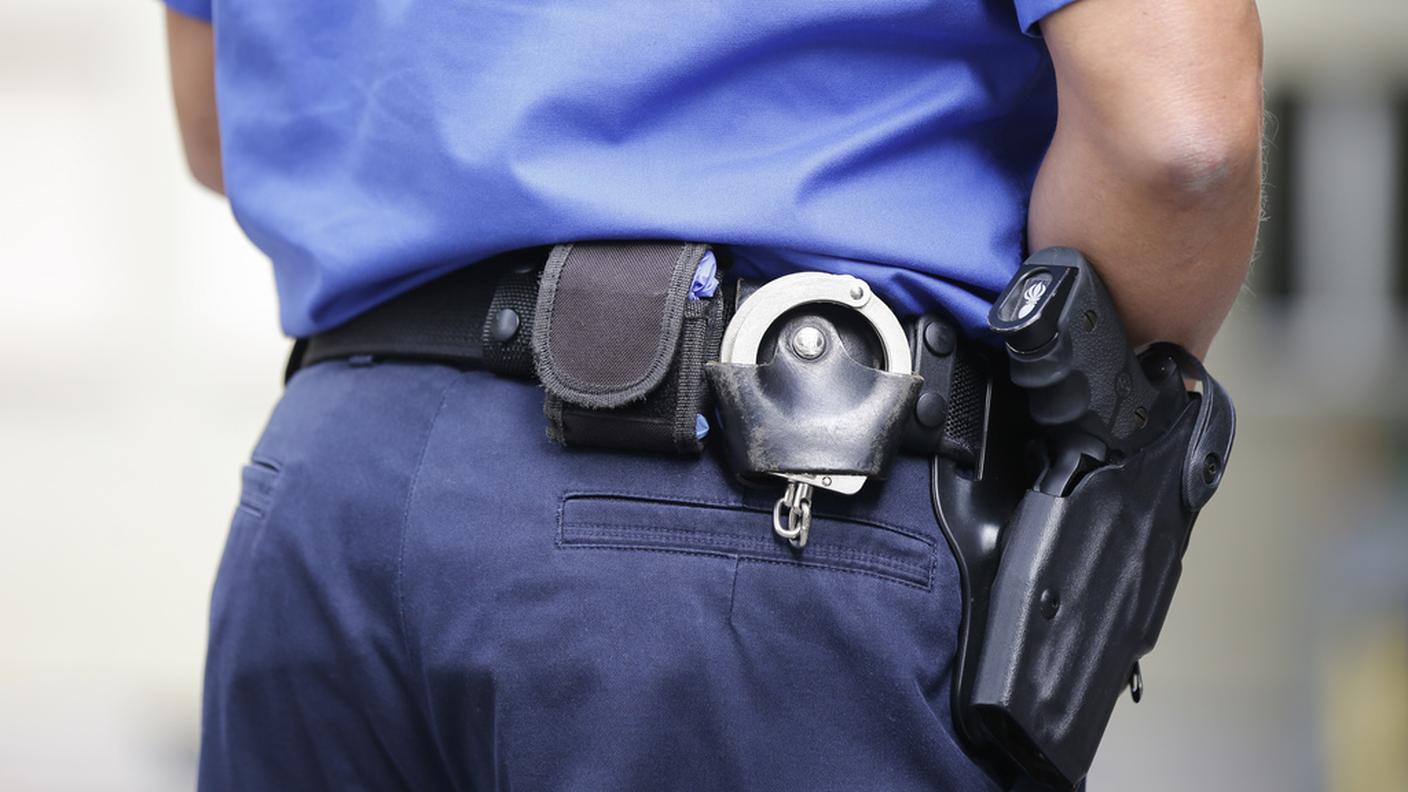 In quest'immagine d'archivio un agente della polizia basilese