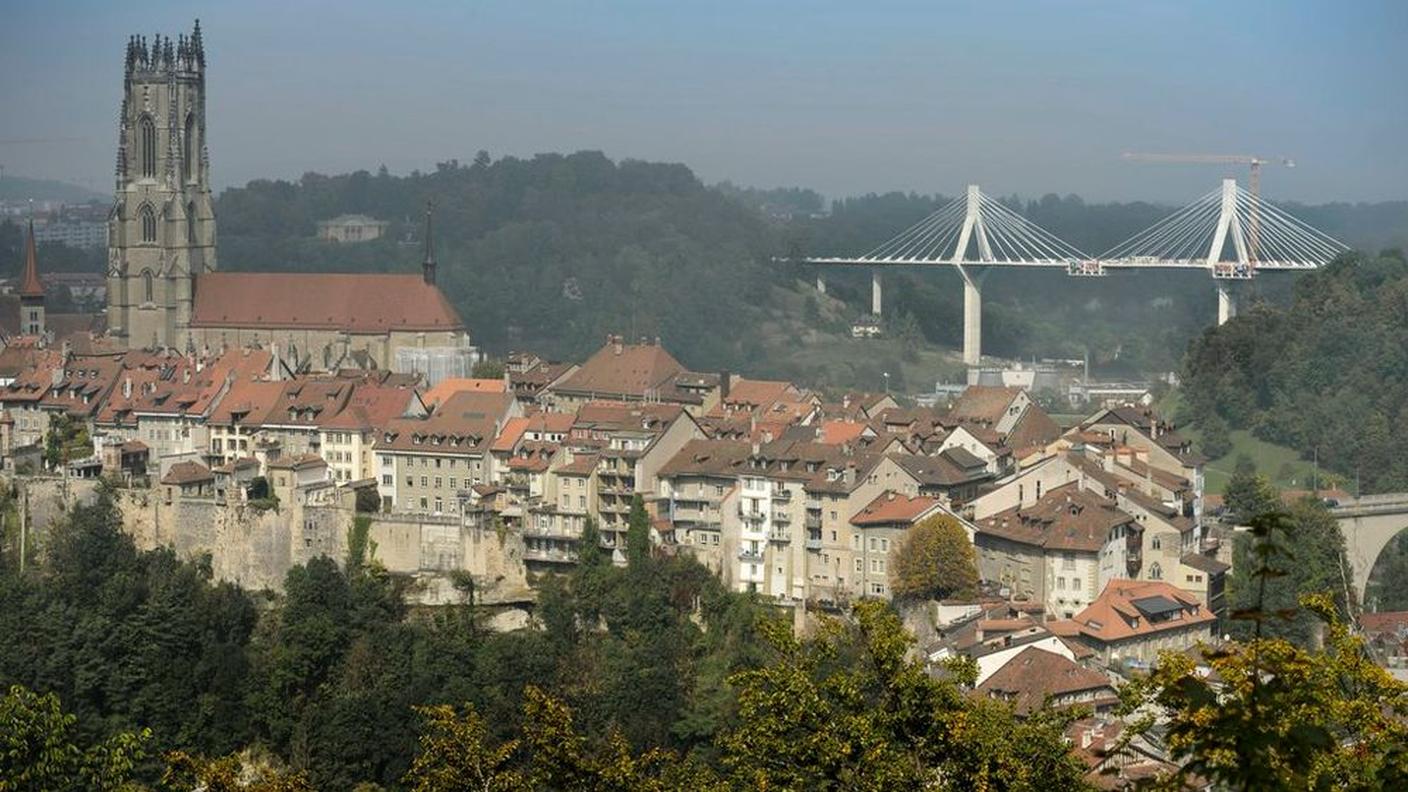 La capitale cantonale e, sullo sfondo, il "pont de la Poya"
