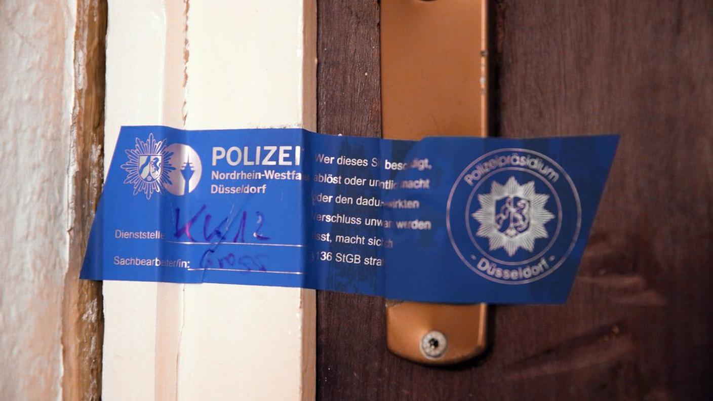 I sigilli della polizia sulla porta dell'accusato