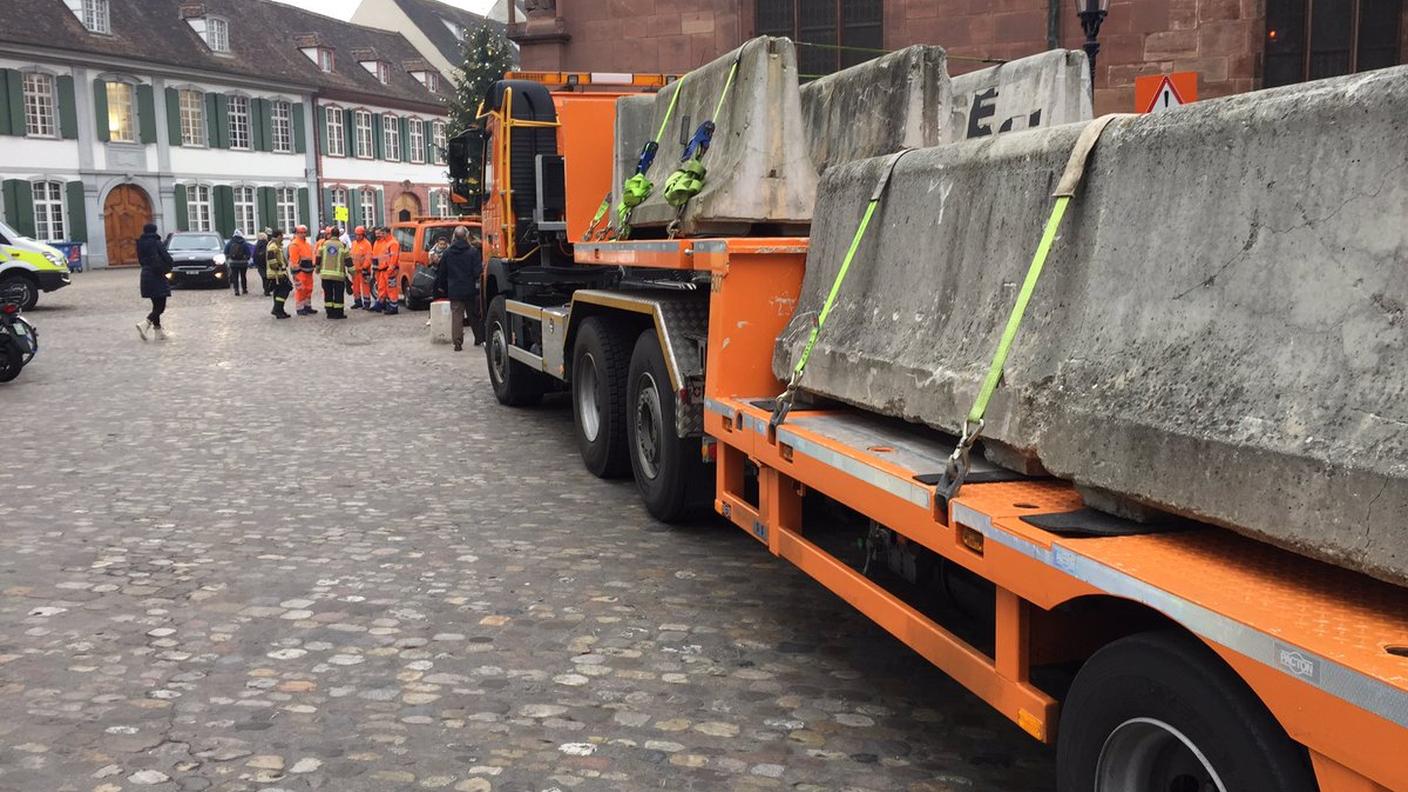 Blocchi di cemento posizionati a protezione del mercatino di Natale