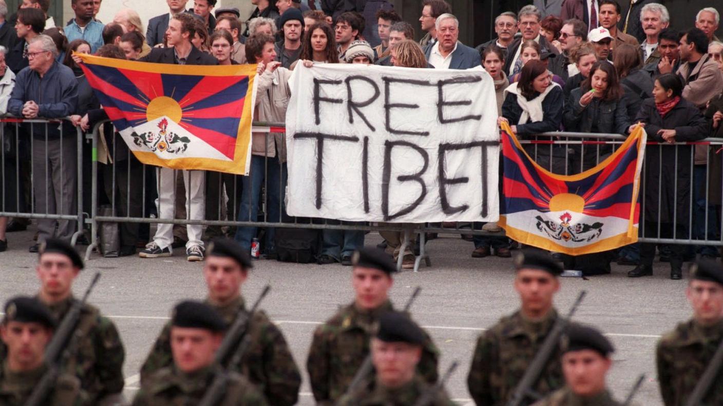 Manifestanti per un Tibet libero durante gli onori militari