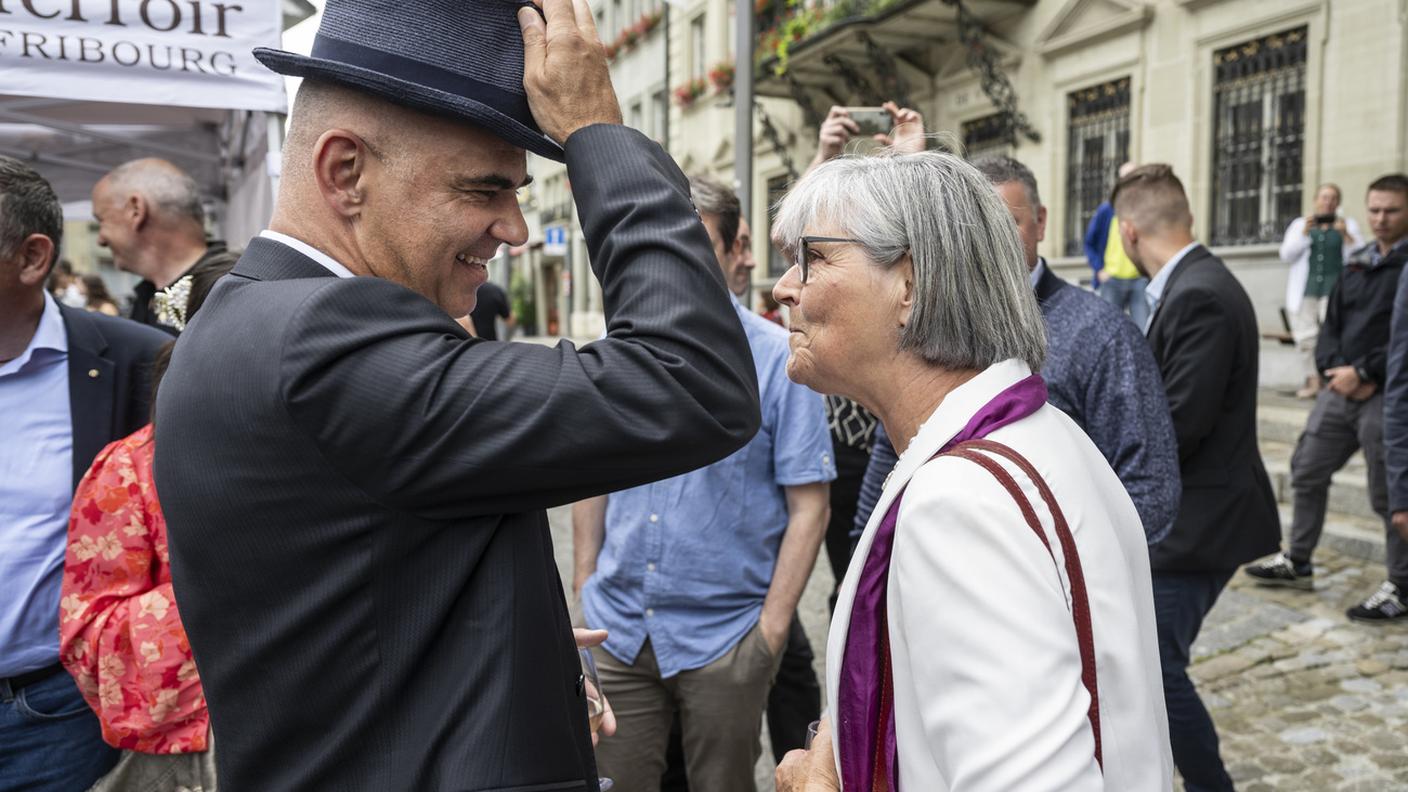 Alain Berset ha incontrato e salutato la popolazione di Friburgo, tra cui la madre che si è dimessa venerdì dal Gran consiglio del Cantone dopo 27 anni di attività