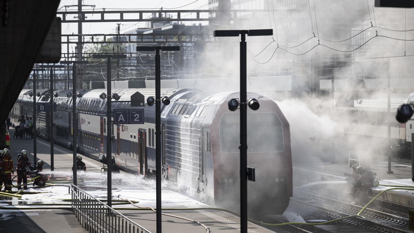 I pompieri spengono l'incendio che è scoppiato su un treno ad Altstetten