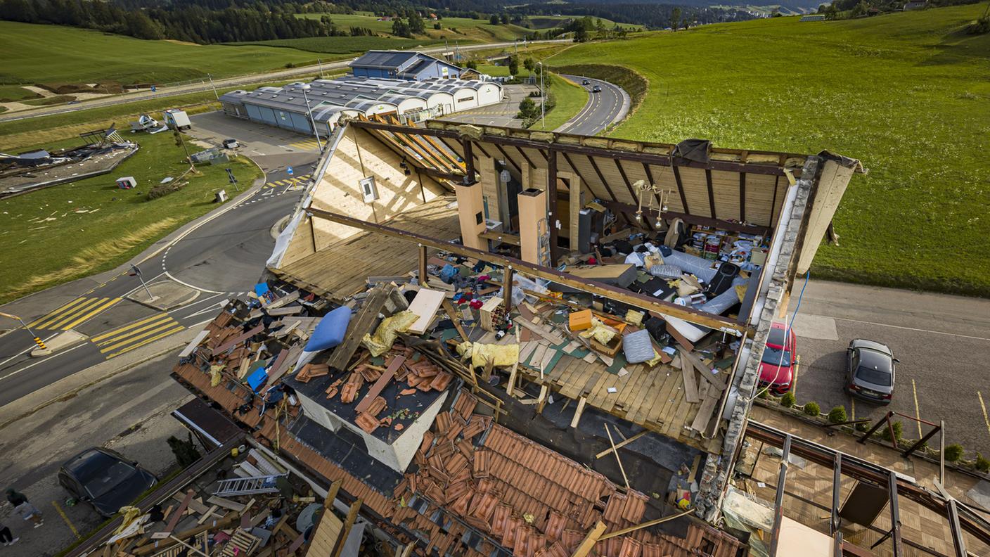 Una casa scoperchiata dalla tempesta