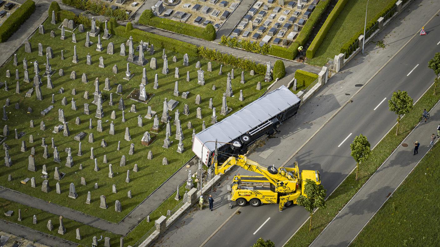 Un camion riversato sul lato della strada