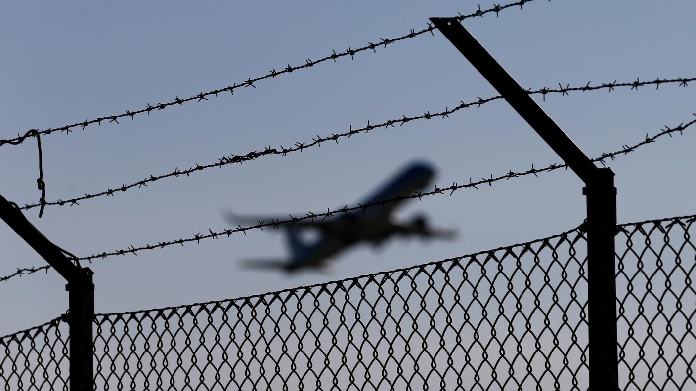 Tutto il perimetro dell'aeroporto è già circondato da griglie metalliche e filo spinato
