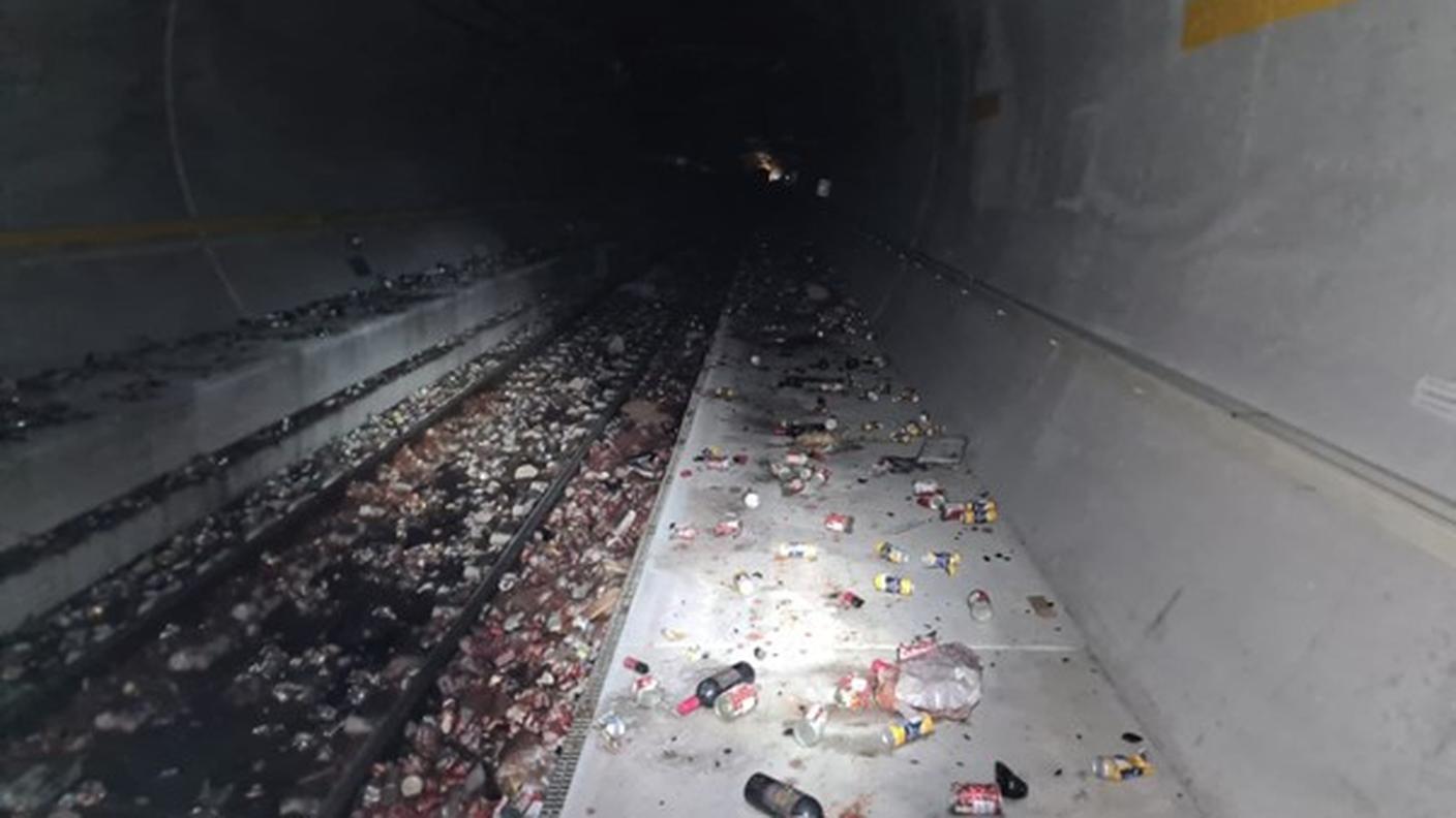 L'intero carico del vagone deragliato si è sparso sulle rotaie e sulle rampe.