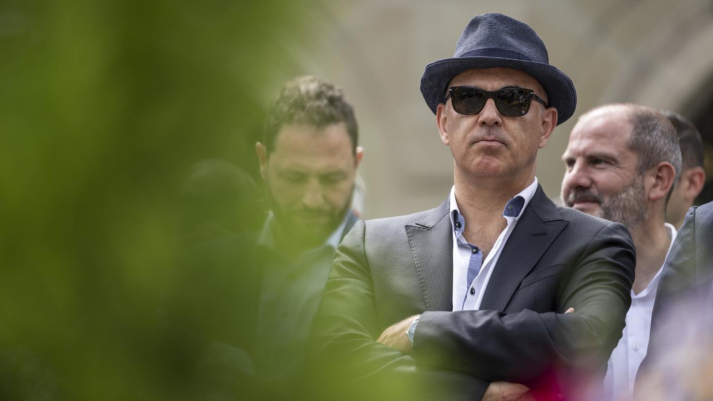 Il presidente ascolta un discorso all'aperitivo con la popolazione, davanti al municipio della città di Friburgo