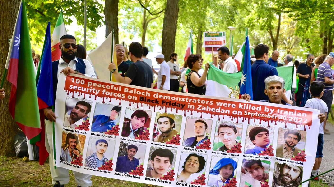 A Basilea i manifestanti ricordano Masha e le altre vittime del regime iraniano