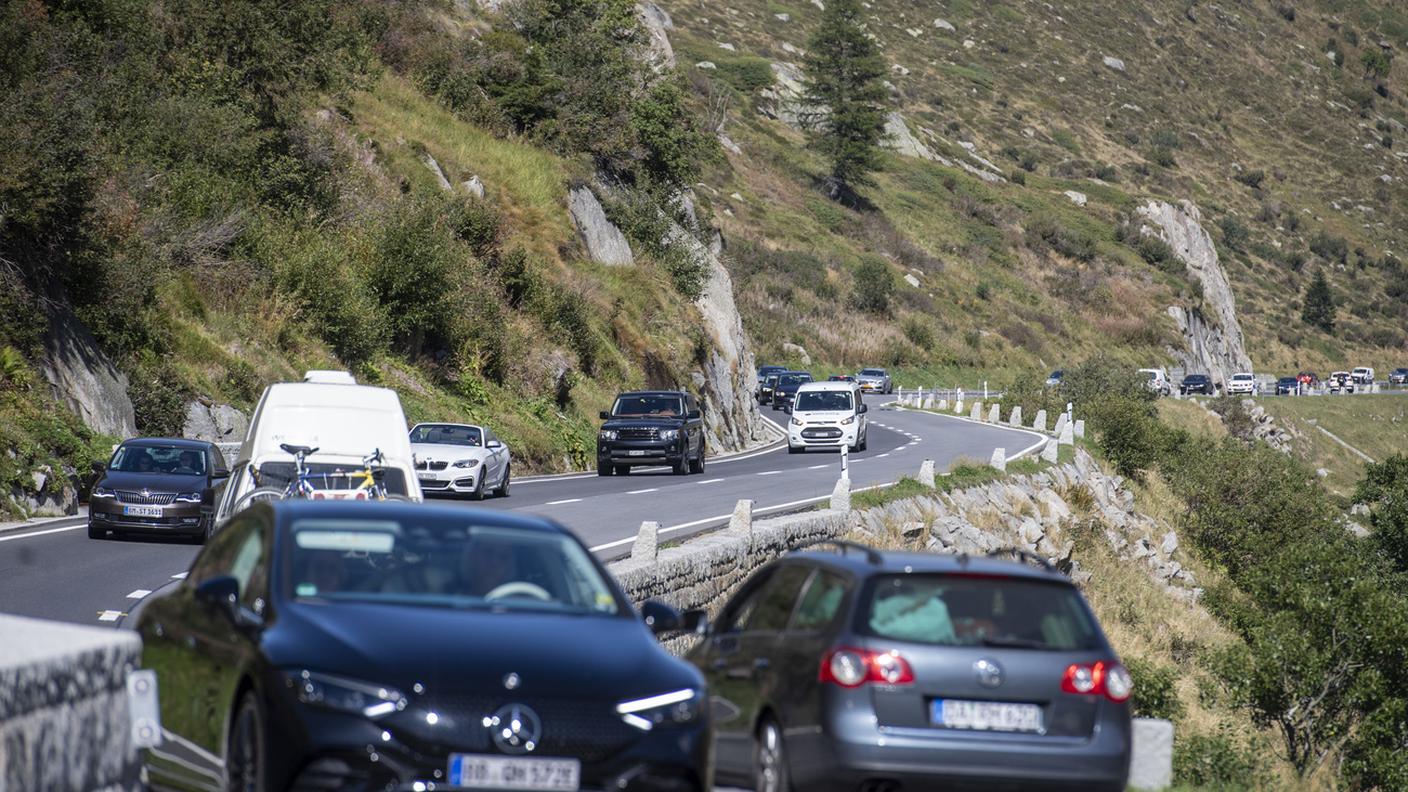 Traffico intenso sul passo durante la chiusura del tunnel autostradale