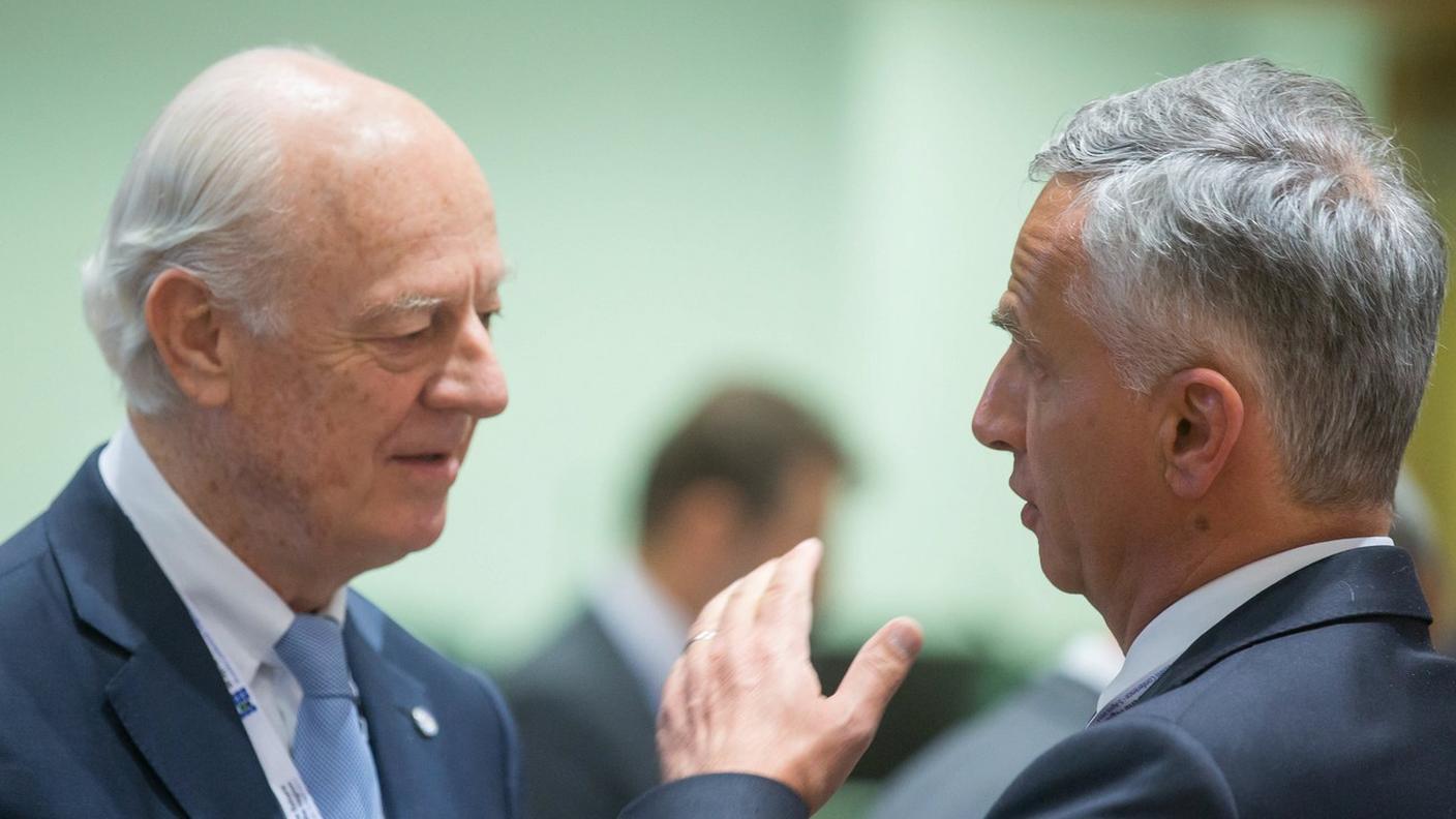 Burkhalter (a destra nell'immagine) con Staffan De Mistura mercoledì a Bruxelles