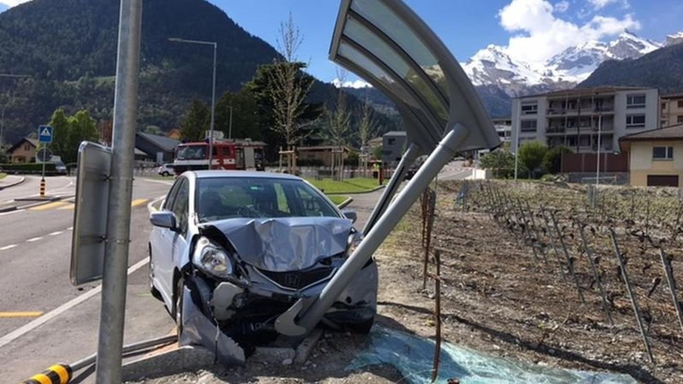 La vettura demolita dopo aver abbattuto la fermata dell'autobus